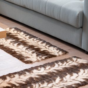 Eleganter brauner und weißer Teppich aus echtem Marderpelz - Natürliche Raffinesse