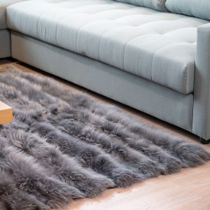 Eleganter hellgrauer Finn Raccoon Fur Throw Rug - Genuine Luxe Style