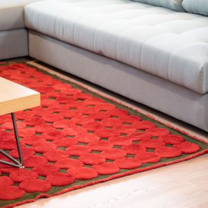 Lebendiger roter Schafsfellteppich - echter Fell-Luxus für Ihren Boden