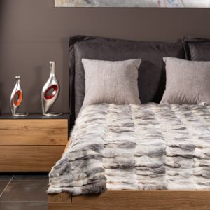 Elegant Hair-Cut Arctic Fox Fur Throw in Platinum – Ultimate Cozy Luxury