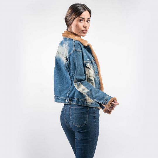 Jeansjacke mit Samtnerz am kragen und an den manchetten