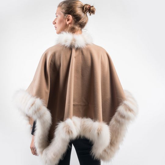 Beige Cape mit Weiss Beige Fuchsfell Burdüre und Kragen