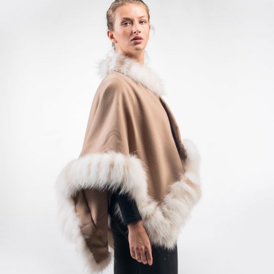 Beige Cape mit Weiss Beige Fuchsfell Burdüre und Kragen