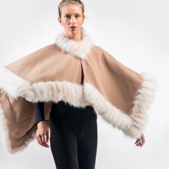 Beige Cape mit Weiss Beige Fuchsfell Burdüre und Kragen