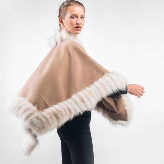 Beige Cape mit Weiss Beige Fuchsfell Burdüre und Kragen