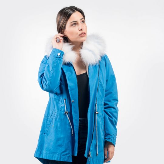 Hellblaue Winterjacke