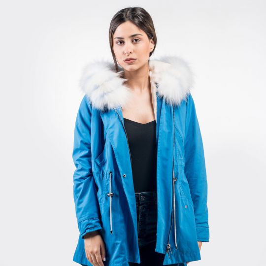 Hellblaue Winterjacke