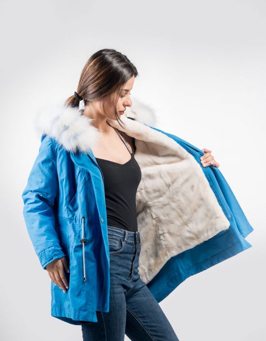 Hellblaue Winterjacke