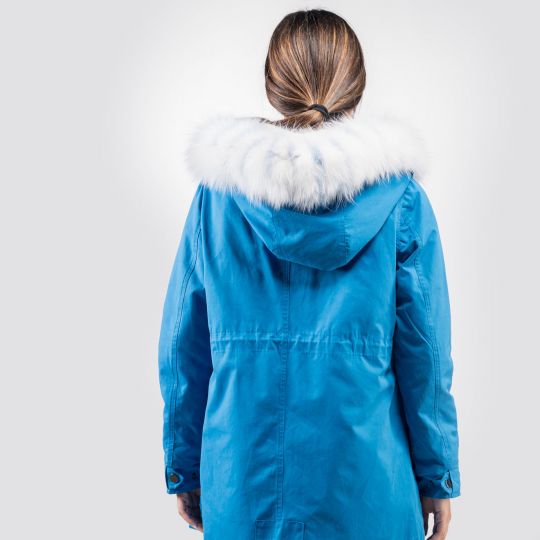 Hellblaue Winterjacke